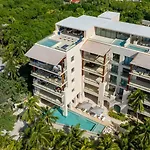 4Br Luxury Beachfront Apt W/ Heated Pool
