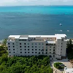4Br Luxury Beachfront Apt W/ Heated Pool